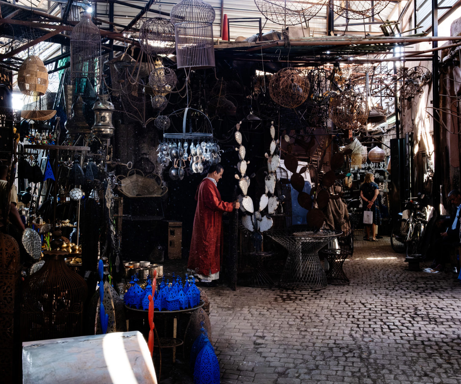 Im Souk von Marrakesch. Magisch. Und Staub rieselt von oben herab.